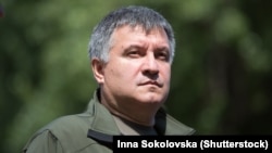 «Слідчі поводилися коректно, хоча доцільність проведення такої слідчої дії виглядає трохи тупувато», заявив ексголова МВС