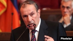 Armenia -- Former President Levon Ter-Petrosian delivers a speech at an opposition party congress in Yerevan, 17Jul2010.