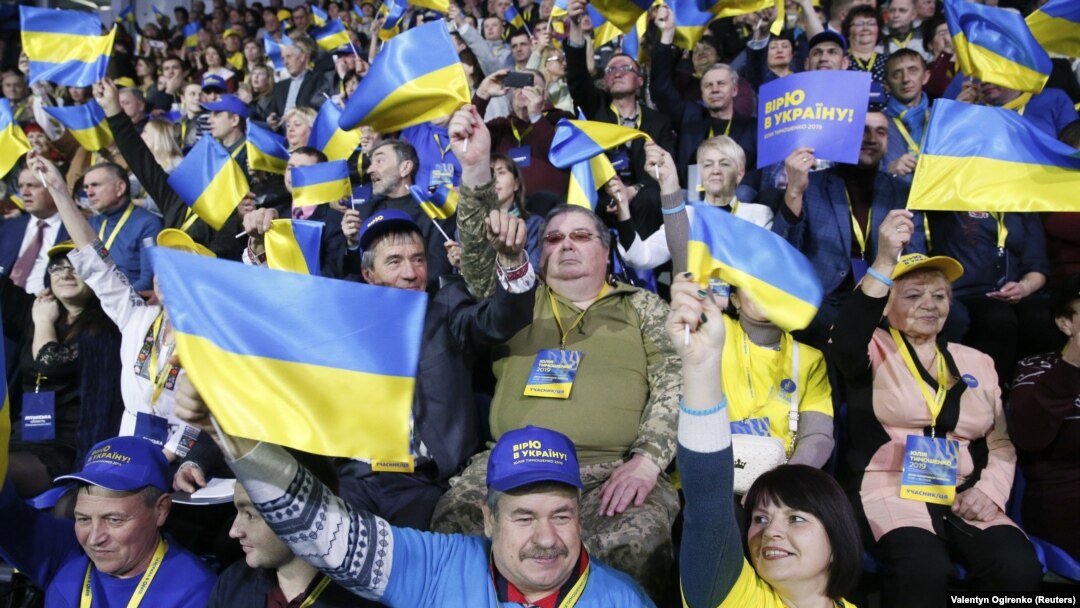 Прихильники Юлії Тимошенко під час з'їзду «Батьківщини» у київському «Палаці спорту»