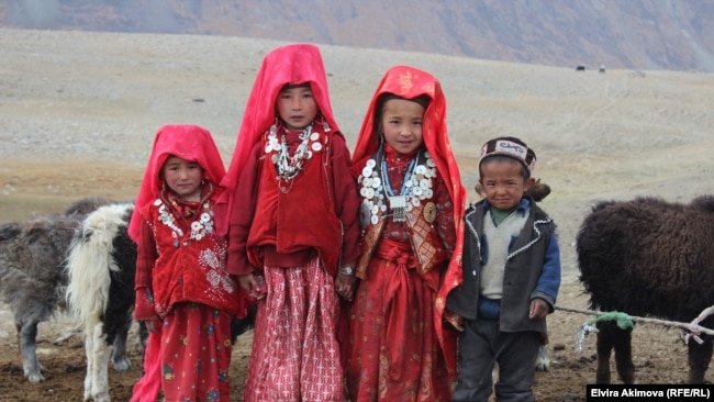 شماری از کودکان قرغیزی در منطقه پامیر افغانستان
