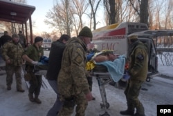 Вывозят раненого украинского военнослужащего