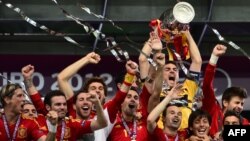 Шпанските репрезентативци ја прославуваат шампионската титула на Европското првенство.