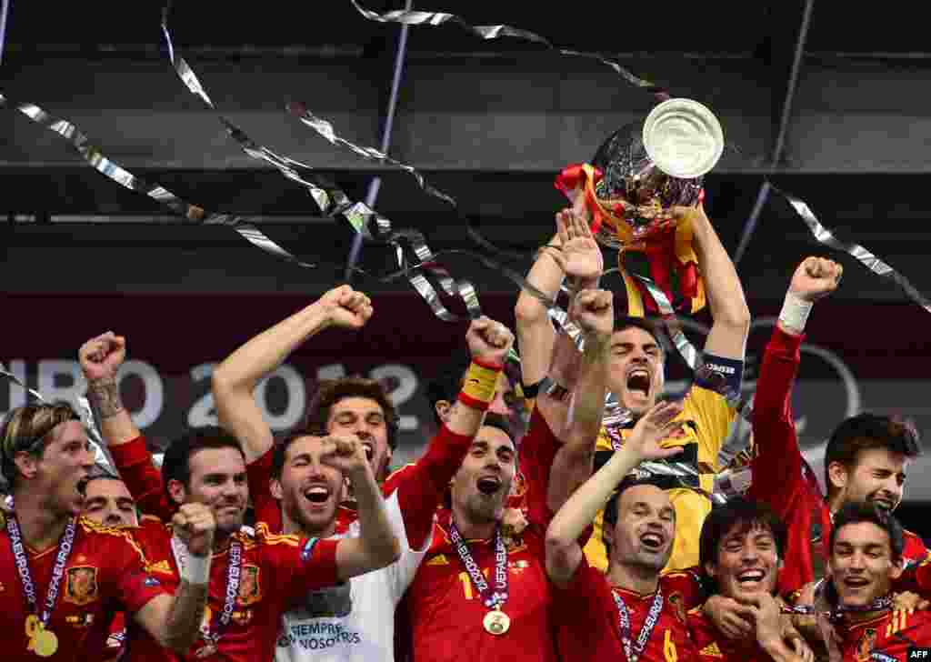 Spanish players celebrate after their victory.