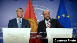 Президент Кыргызстана Алмазбек Атамбаев (слева) и председатель Европейского парламента Мартин Шульц. 27 марта 2015 года.