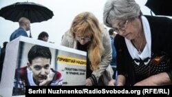 Женщины в Киеве подписывают открытки с поздравлениями в адрес украинской военнослужащей Надежды Савченко, содержащейся под стражей в России, по случаю дня рождения Савченко. 11 мая 2016 года.