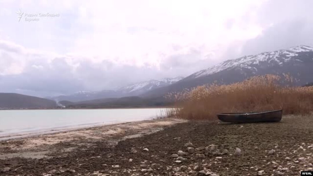 Преспанско Езеро се повлекува, сушата зема данок, но одговорни се и земјоделците