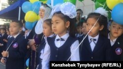 Шоқан Уәлиханов атындағы №12 мектеп-гимназия оқушылары мен ата-аналар алғашқы қоңырауда тұр. Алматы, 1 қыркүйек 2018 жыл.