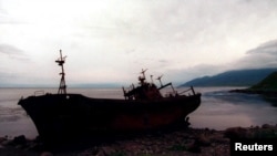 O navă japoneză abandonată de Japonia în timpul Războiului Rece pe insula Iturup. Fotografie din 1995.