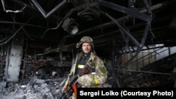Украинский военнослужащий в аэропорту Донецка