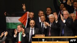 Махмуд Аббас (2-й п у 1-му ряду) і палестинська делегація святкують результат голосування в Генасамблеї ООН, 29 листопада 2012 року