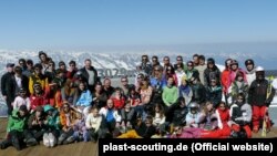 Пластуни-учасники Лещетарського табору неподалік Зальцбурґа, Австрія (фото німецького «Пласту»)