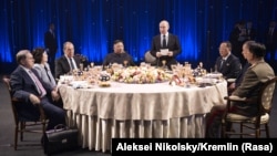 Kim je prvi put sreo Putina 2019. godine u ruskom gradu Vladivostoku na Dalekom istoku. Na fotografiji ruski predsednik Putin, ruski šef diplomatije Sergej Lavrov, predsednički sekretar Juri Ušakov, severnokorejski lider Kim, šef severnokorejske diplomatije Ri Jong Ho i nuklearni pregovarač Čo Son Hui na zvaničnom prijemu u Vladivostoku, april 2019.