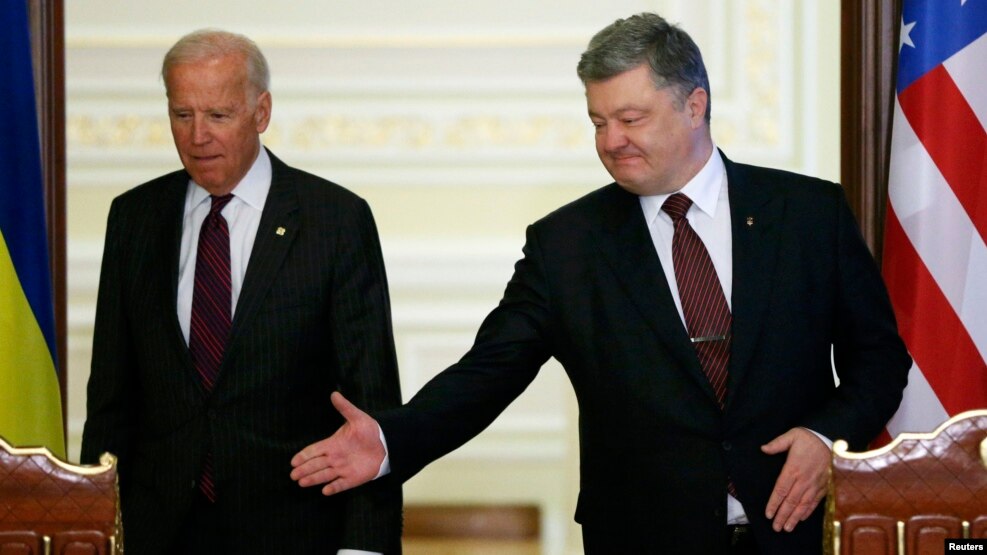 АҚШ вице-президенті Джо Байден (сол жақта) Украина президенті Петр Порошенкомен кездесіп тұр. Киев, 16 қаңтар 2017 жыл.