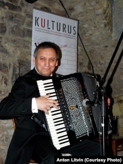 Сервер Абкеримов выступает на фестивале CRIMEANSOS в Праге