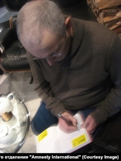 Михаил Ходорковский пишет благодарность активистам Amnesty International. Фото разместил в своем блоге Сергей Никитин, глава российского отделения организации