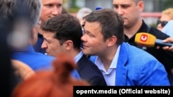 Actualul președinte de la Kiev, Volodimir Zelenski și Andri Bohdan (dreapta). Dnipro, 12 iulie 2019