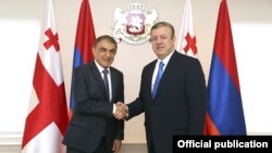 Председатель Национального собрания Армении Ара Баблоян (слева) и премьер-министр Грузии Георгий Квирикашвили, Тбилиси, 26 сентября 2017 г. 