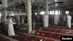 Pamje pas një sulmi vetëvrasës në një xhami në Arabinë Saudite.