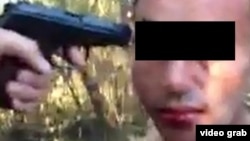 "Вконтакте" әлеуметтік желісі арқылы тараған "гейді азаптау" видеосынан алынған скриншот. 