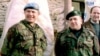 Атыф Дудакавіч (справа) і генэрал Майкл Роўз, камандуючы ўзброенымі сіламі ААН у Босьніі ў 1994 годзе (архіўнае фота)