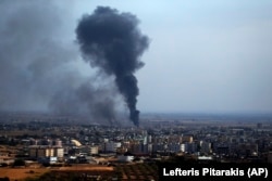 Дым над городом Рас-аль-Айн, где ведут наступление турецкие войска, 16 октября 2019 года