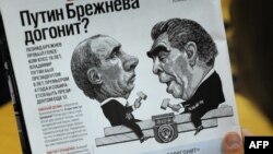 Caricatură rusă din 2011 înfățișîndu-i pe Vladimir Putin și Leonid Brejnev.