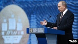 Presidenti i Rusisë, Vladimir Putin, në Forumin Ndërkombëtar Ekonomik në Shën Petersburg.