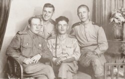 Алексей Маринат (крайний справа) с офицерами на фронте, 1944. Рядом с ним – лейтенант Румовский, о котором А. Маринат написал рассказ "Зона Зет"