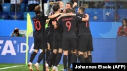 Խորվաթիայի հավաքականի ֆուտբոլիստները տոնում են Արգենտինայի ընտրանու դեմ խոշոր հաշվով հաղթանակը, Նիժնի Նովգորոդ, 21-ը հունիսի, 2018թ․