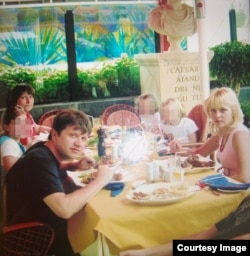 Алёна Сокольская с мужем Александром Козловым, детьми и их гувернанткой Любовью Фисенко в ресторане на Тенерифе. 2006 г.
