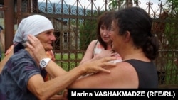 Элизавет Стоунның екі анасы - Лиана Хурцидзе (сол жақта) мен Линда Стоун. Грузия, 16 шілде 2013 жыл.