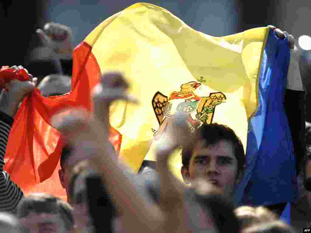 Мітинг у столиці Молдови Кишиневі 8 квітня. Суперечлива перемога Комуністичної партії на виборах спричинила запеклі сутички і безладдя в столиці