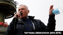 Belarus müxalifətçisi Nikolay Statkeviç 2020-ci ildə Minskdə keçirilən etiraz aksiyasında tərəfdarları qarşısında çıxış edir.
