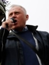 Білоруський опозиціонер Микола Статкевич спілкується з прихильниками на акції протесту в Мінську в травні 2020 року