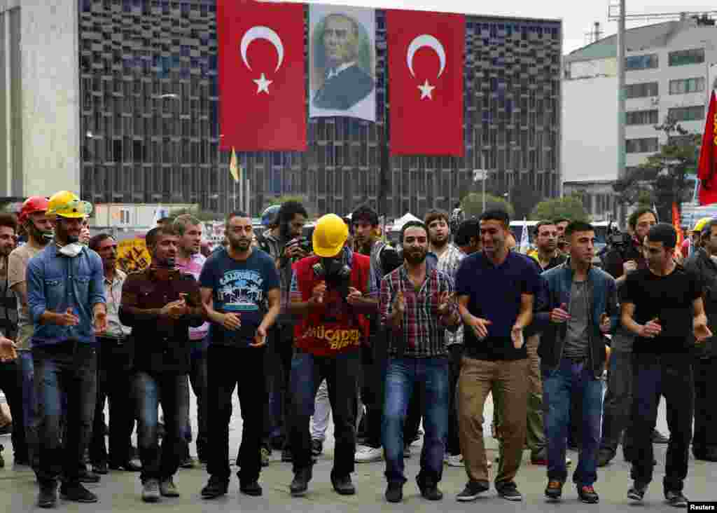 Ples demonstranata u Gezi parku, Istanbul, 13. juni 2013. Foto: REUTERS / Yannis Behrakis 
