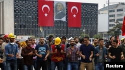 Protestçiler Gezi parkynda tans edýärler, Stambul, 13-nji iýun, 2013.