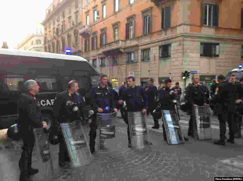 Полиция у Площади Республики перекрывает Via Nazionale