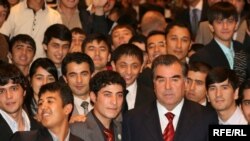 Эмомали Рахмон с таджикскими студентами в Нью-Йорке. Фото из архива.
