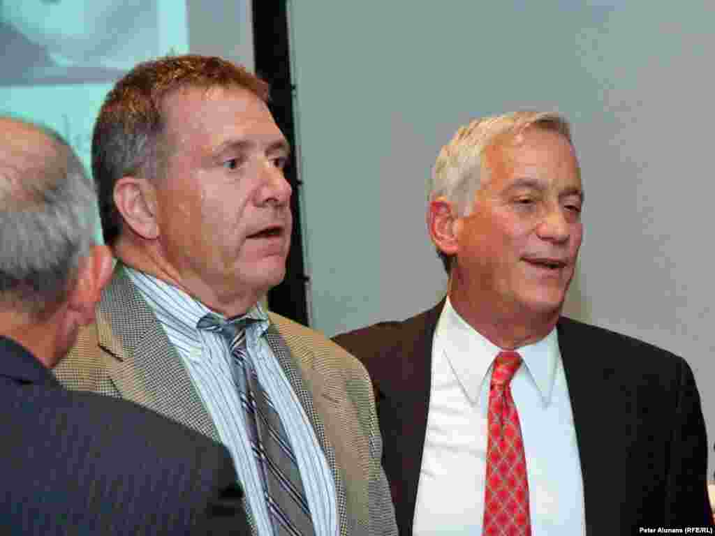 VOA Executive Editor Steve Redisch (l) and BBG Chairman Walter Isaacson (r), at RFE's 60th anniversary reception at the Newseum