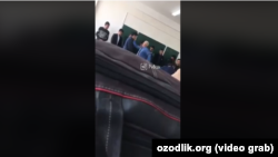 Скриншот видео, на котором преподаватель Бухарского инженерно-технологического института Рамазан Мухиддинов избивает студентов.