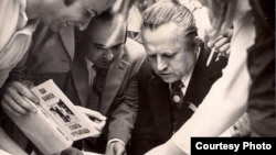 Іван Шамякін раздае аўтографы чытачам. 1976 г. З фондаў БДАМЛМ