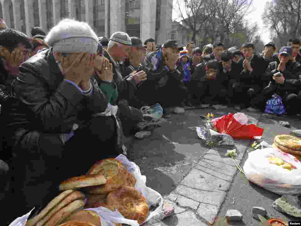 Утренняя молитва в центре Бишкека, 9 апреля 2010 года.