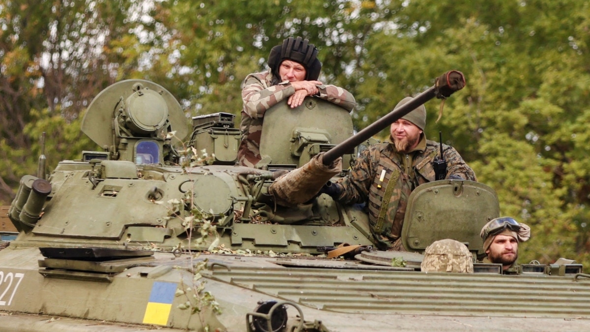 Армія РФ продовжує спроби наступу на Бахмут попри тиск ЗСУ з двох боків – британська розвідка