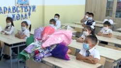 Кыргызстанда пандемия шартында 1-класстын окуучулары гана мектепке барып окуп жатышат. 1-сентябрь, 2020-жыл. Бишкек шаарындагы мектептердин бири.