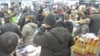 Люди, скупающие после девальвации маната продукты питания в супермаркете, ожидают очереди. Баку, 22 февраля 2015 года.