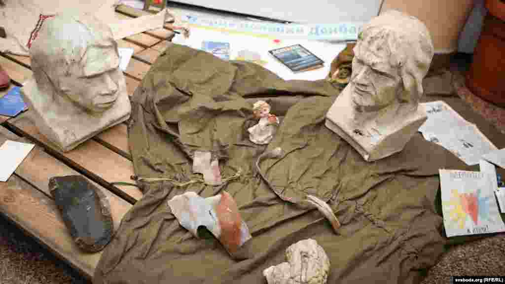 Олесь Пушкін. Фрагмент інсталяції з уламками снарядів і речами зі зруйнованої школи