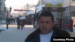 Отабек Йўлчибоевнинг ишончли вакиллари у Россияга келган тақдирда Миграция хизмати томонидан яна таъқиб остига олиниши мумкинлигини ва шу важдан Отабек ҳозирда Ўзбекистонда эканлигини айтаяптилар.