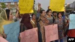 Пакистанцы протестуютт против убийства трансгендера Алишы, май 2016 года.