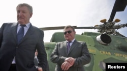 18 квітня 2011 року тодішній міністр оборони Михайло Єжель (ліворуч) та тодішній його російський колега Анатолій Сердюков відвідали військову базу біля міста Саки