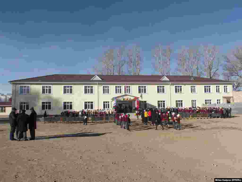 Жаңы имаратынын курулушуна өкмөттөн 72 млн. сом бөлүнүп, мектеп курулушун “Имарат-Строй” компаниясы ишке ашырган. 
